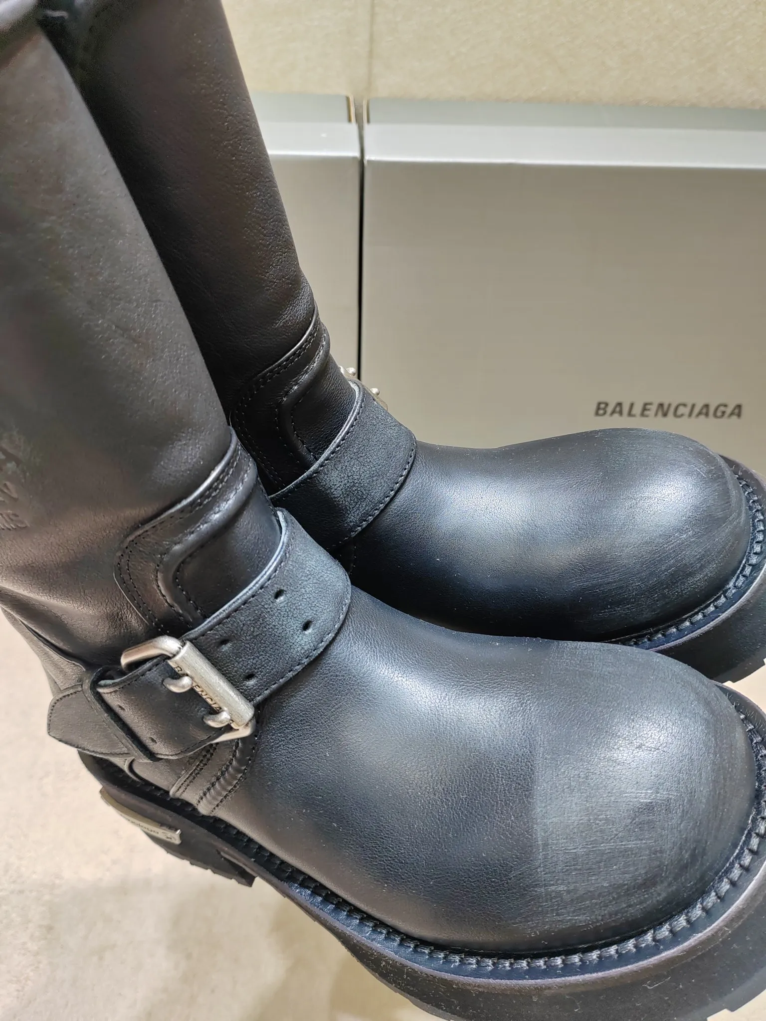 👟👟Ex-factory price 1020👟👟 Balenciaga Balenciaga 25FWVenom Couple Style High Boots Mid-calf boots Please look for the high version. This design is unique with straps and belt elements as highlights. Not only can the boots be firmly attached to the foot, but the tightness can also be adjusted at will. In terms of details, the brand's iconic distressed hardware is used throughout. Cleverly creating a retro wear effect, highlighting individual attitude and matching with thick toothed rubber soles, it not only ensures wearing comfort, but also strengthens the overall sense of fashion and recognition. Venom high boots are undoubtedly a fashion item not to be missed this season. They will add unique charm to fashion lovers' outfits and lead a new round of fashion. Boot height is 270mm. The upper layer of cowhide is distressed. The lining is water-dyed cowhide. Outsole height is 5CM. Original open-molded leather welt combination outsole. Size: 35-40 (custom-made size 40 cannot be returned or exchanged)
